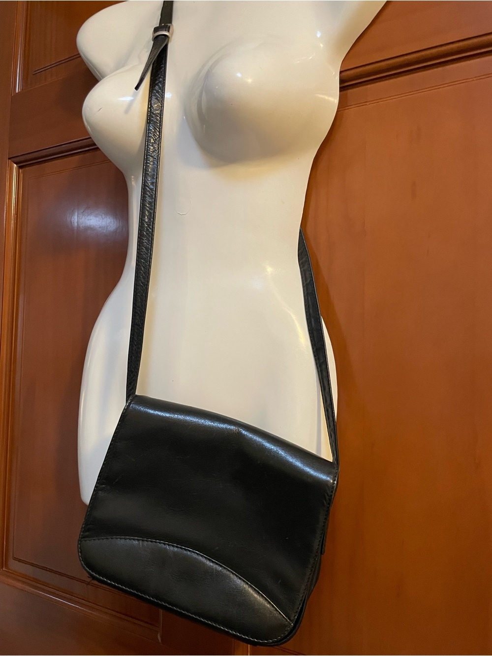 70’s-80’s Vintage High Quality Black Leather Crossbody Bag - Unbranded